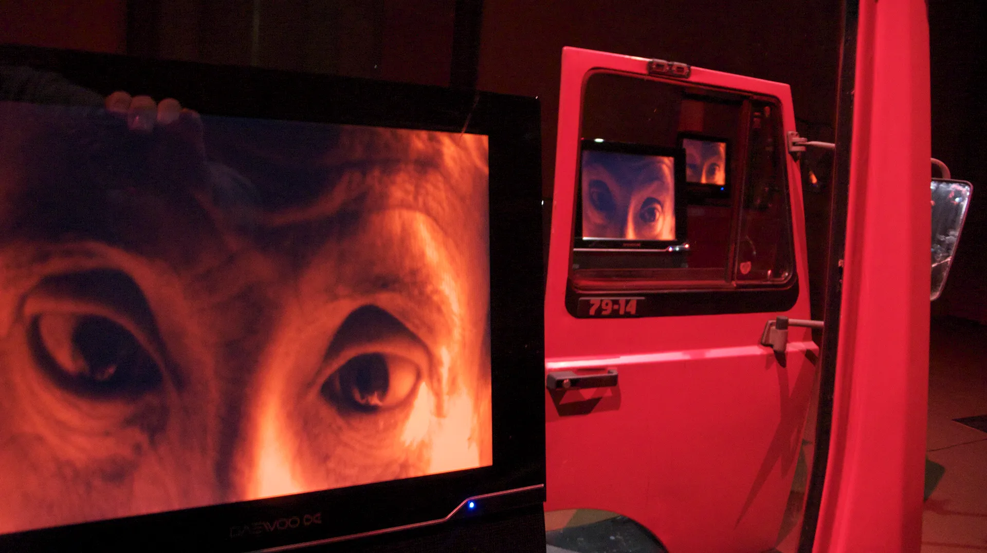 Immagine Consegnaci, bambina, i tuoi occhi - installazione